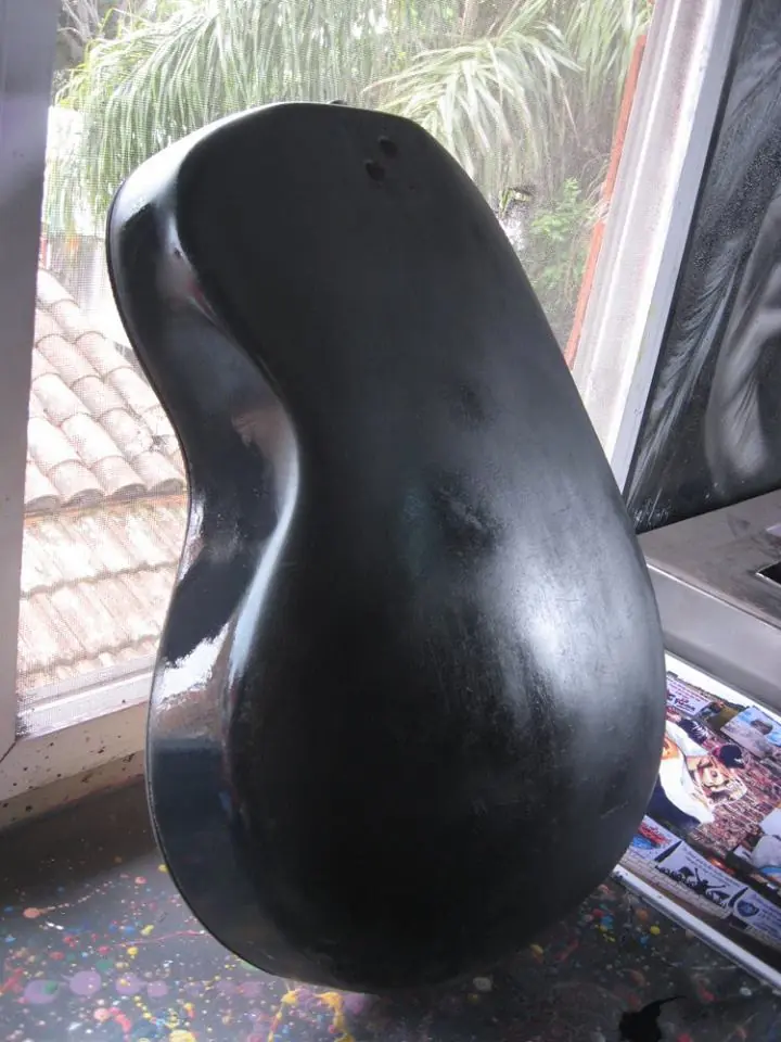 Me encontré una guitarra y la restauré Me encontré una guitarra y la restauré