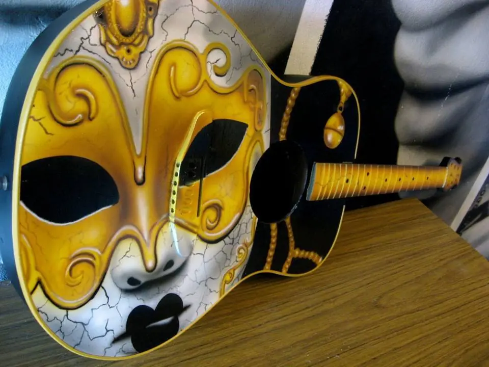 Me encontré una guitarra y la restauré Me encontré una guitarra y la restauré