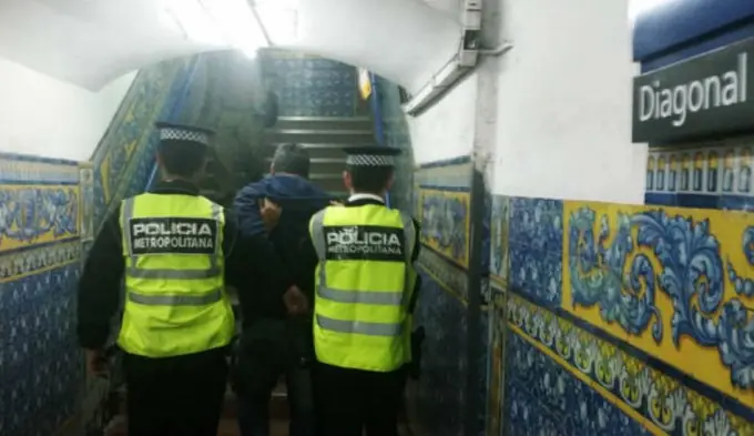 Manoseó a piba en el subte y acabó detenido