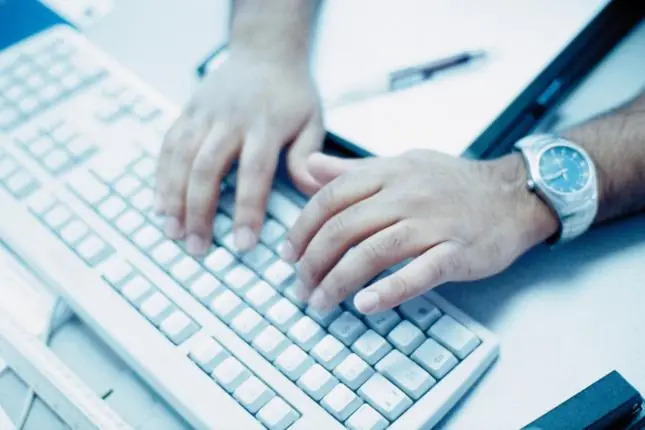 ¿Por qué los teclados no están en orden alfabético?