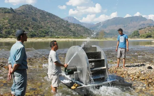 Estudiante inventa una bomba de agua sin electricidad