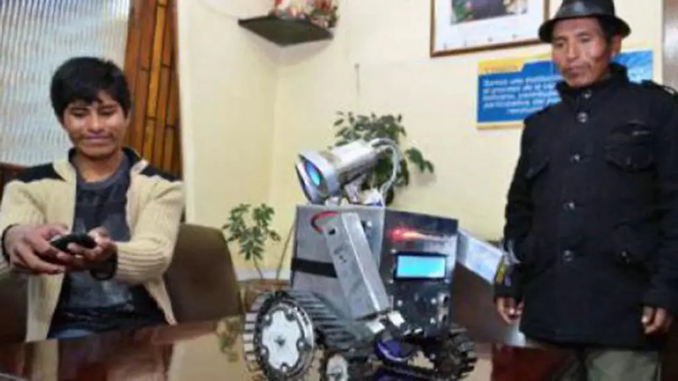 Usando basura un chico boliviano hizo un robot Wall-E