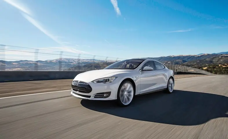 Tesla Model S sorprende: flota en inundaciones