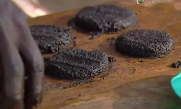 Hamburguesas de mosca, la nueva moda gastronómica africana
