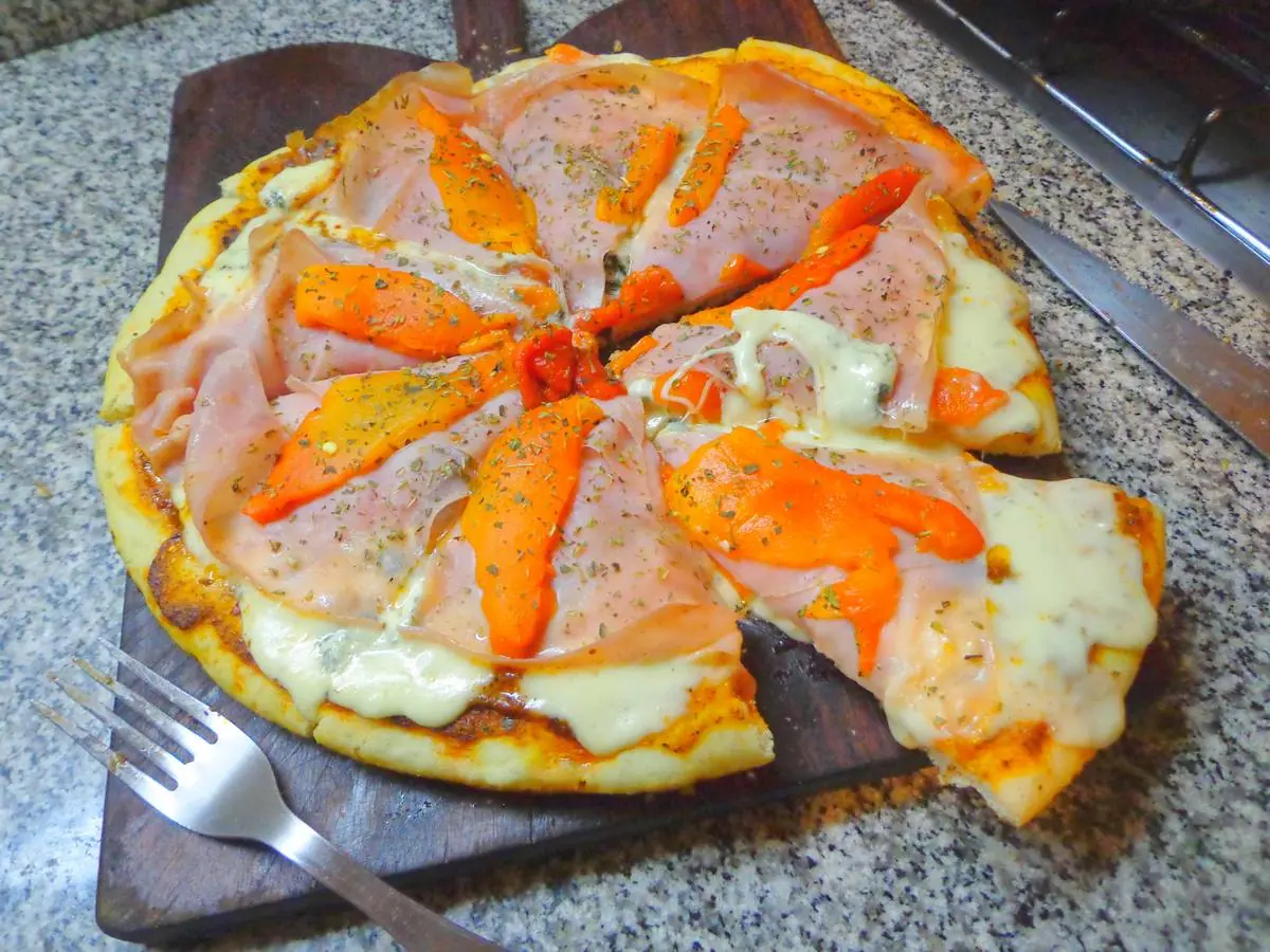 Receta pizza de mozzarella con jamón y morrones
