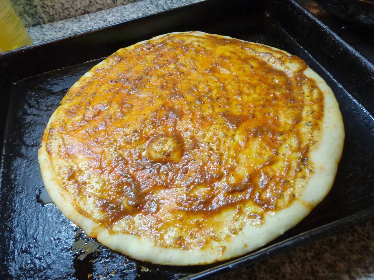 Receta pizza de mozzarella con jamón y morrones