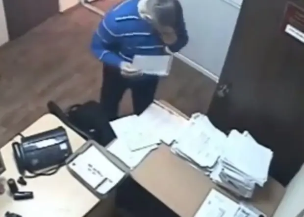 Insolito:Abogado come (literalmente) pruebas de su acusado