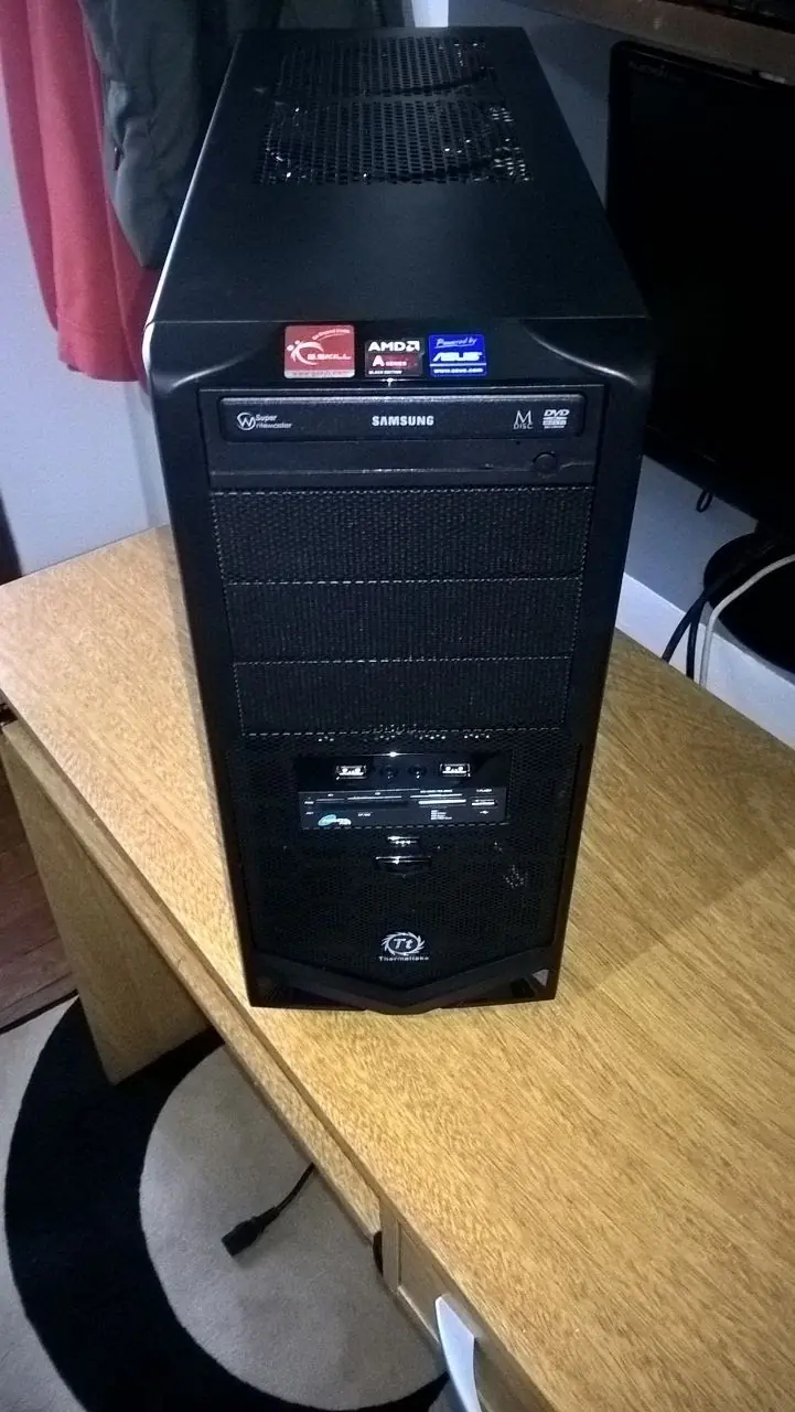 Soy albañil y me compre una compu gamer para jugar jueguitos