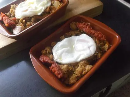 Migas con chorizo y huevo frito