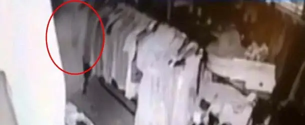 fantasma de una mujer recorriendo una tienda de antigüedades