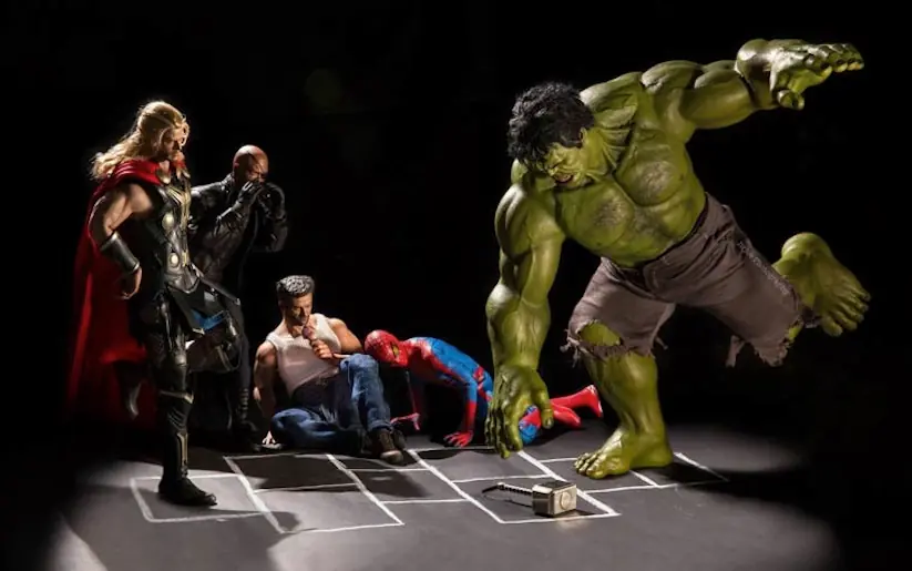 Figuras de Accion de Superheroes en posiciones humoristicas