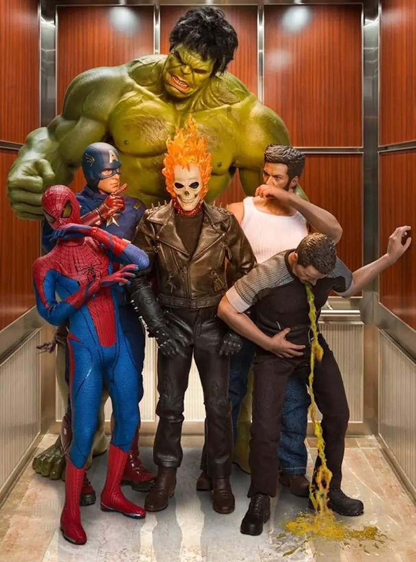 Figuras de Accion de Superheroes en posiciones humoristicas