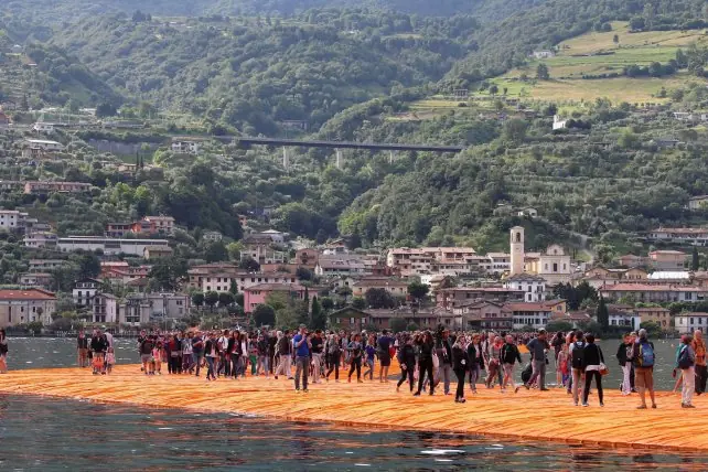 Artista hace que la gente flote en aguas del lago Iseo