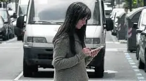 Si cruzas la calle mirando el tel ¡podrías ir a la cárcel!