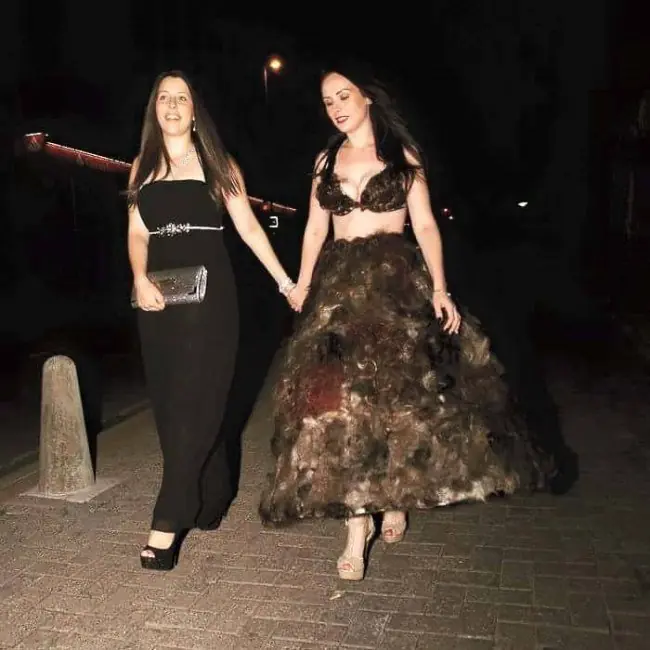 inglesa creo un vestido con vello pubico