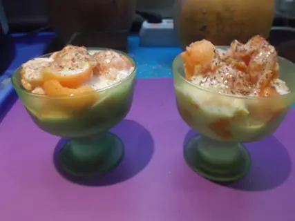 Copa de papaya con yogurt y chocolate
