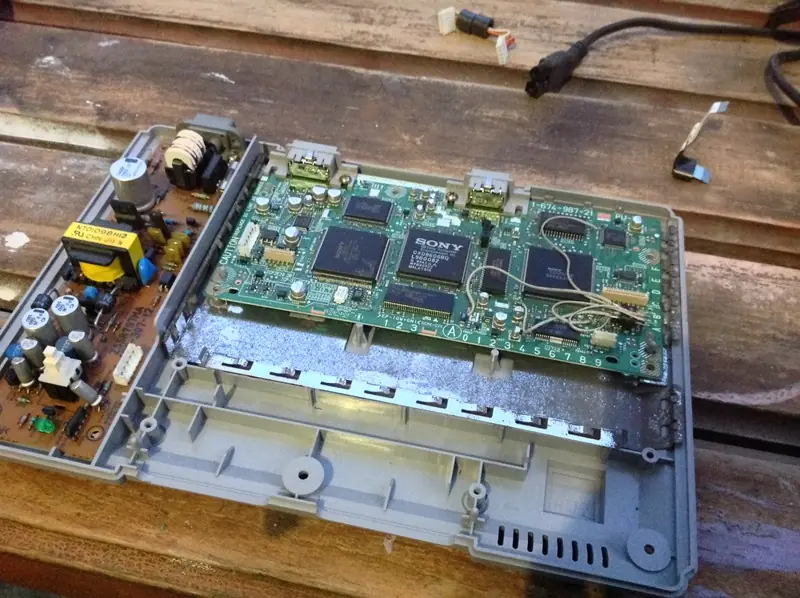 Rescaté una PS1 de la basura y mira lo que le hice