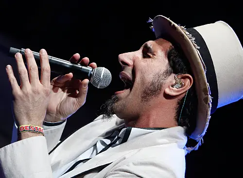 Serj Tankian, escuchaste hablar de el?