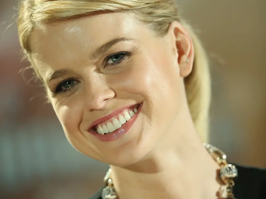 Muy linda ella Alice Eve