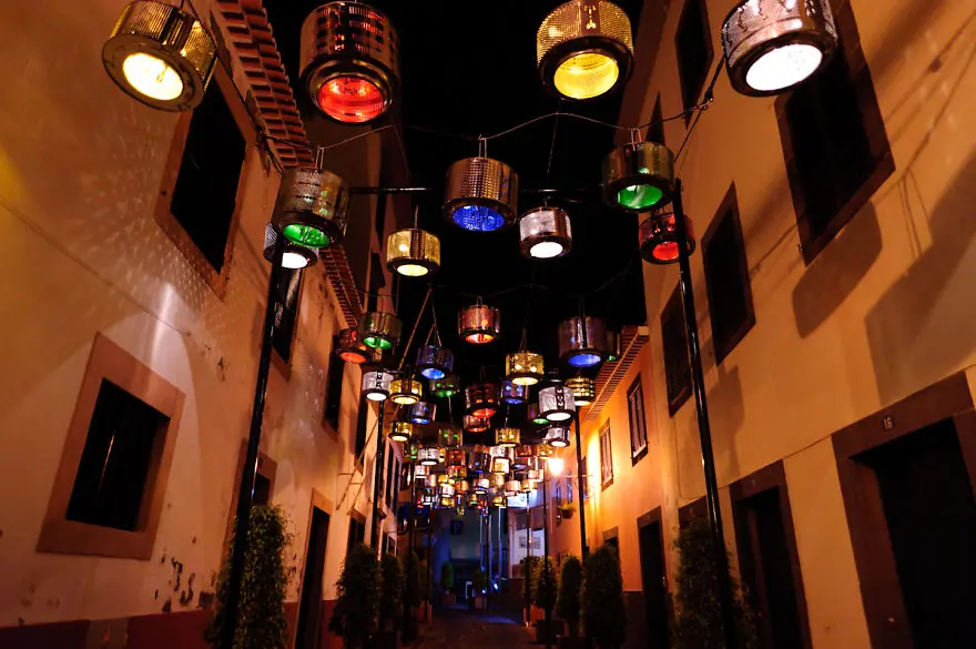 Convirtieron lavarropas viejos en la calle de las luces