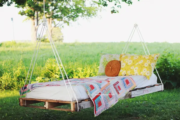 Hacete esta cama colgante con pallets