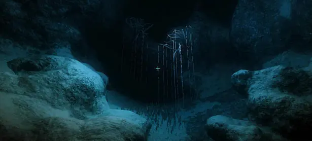 Extraña y asombrosa criatura en el fondo del mar