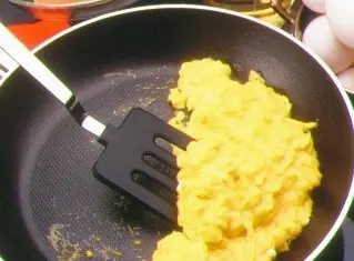 Oye, sigues cocinando huevos en un Sartén