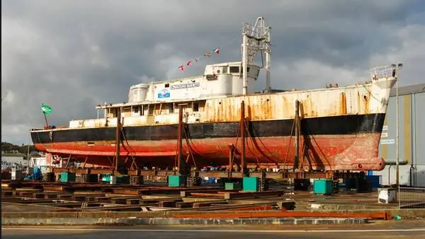 El barco del explorador Jacques Cousteau se oxida...
