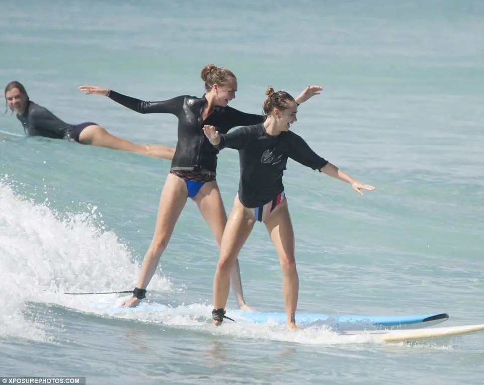 Cara Delvigne suferfeando:Una tabla sobre otra #Tablaception