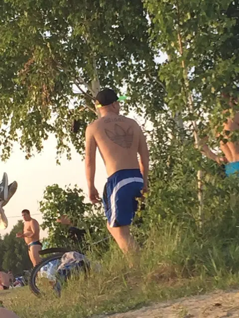 A mi me tenes que sacar la risa a tiros, (humoringa)