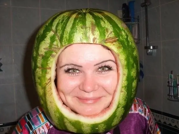 A mi me tenes que sacar la risa a tiros, (humoringa)