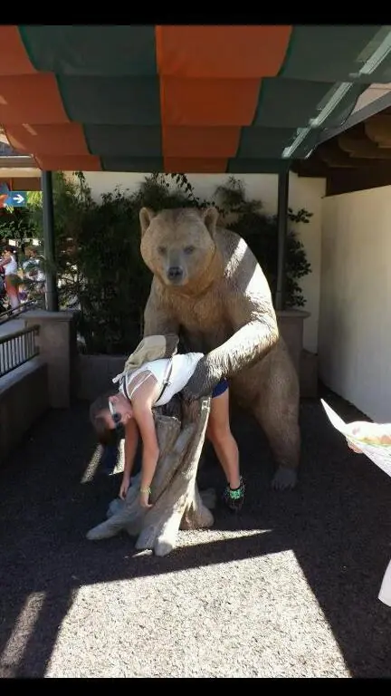 A mi me tenes que sacar la risa a tiros, (humoringa)