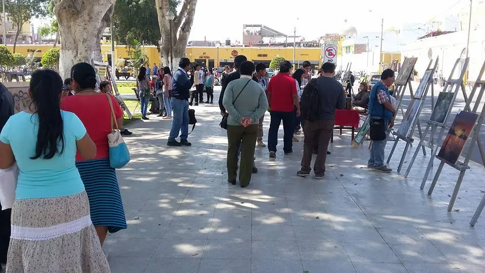 Presentación de pinturas en la Plaza de Armas de Ica