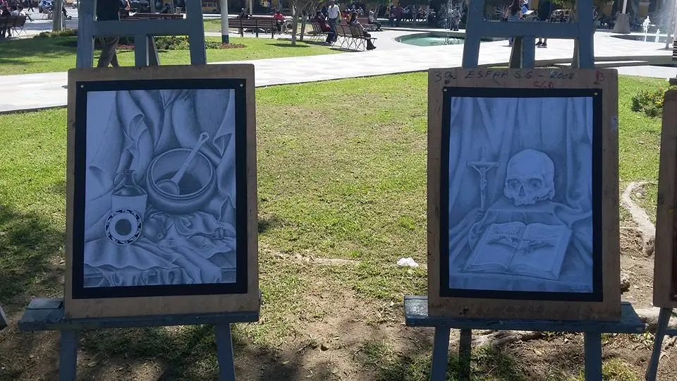 Presentación de pinturas en la Plaza de Armas de Ica