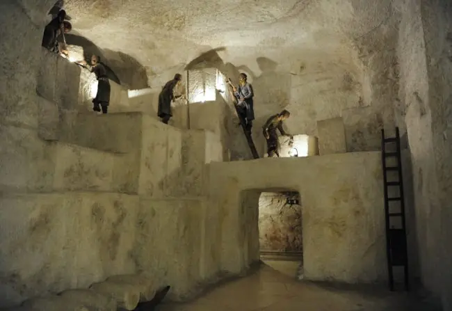 Esta a 300 metros bajo el suelo con más de 2000 cuevas