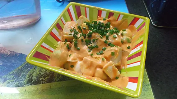 Ensalada de patata y huevo cocido con salsa rosa