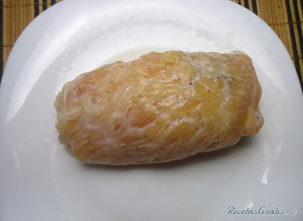 Pechuga de pollo rellena de jamón y queso en salsa blanca Pechuga de pollo rellena de jamón y queso en salsa blanca