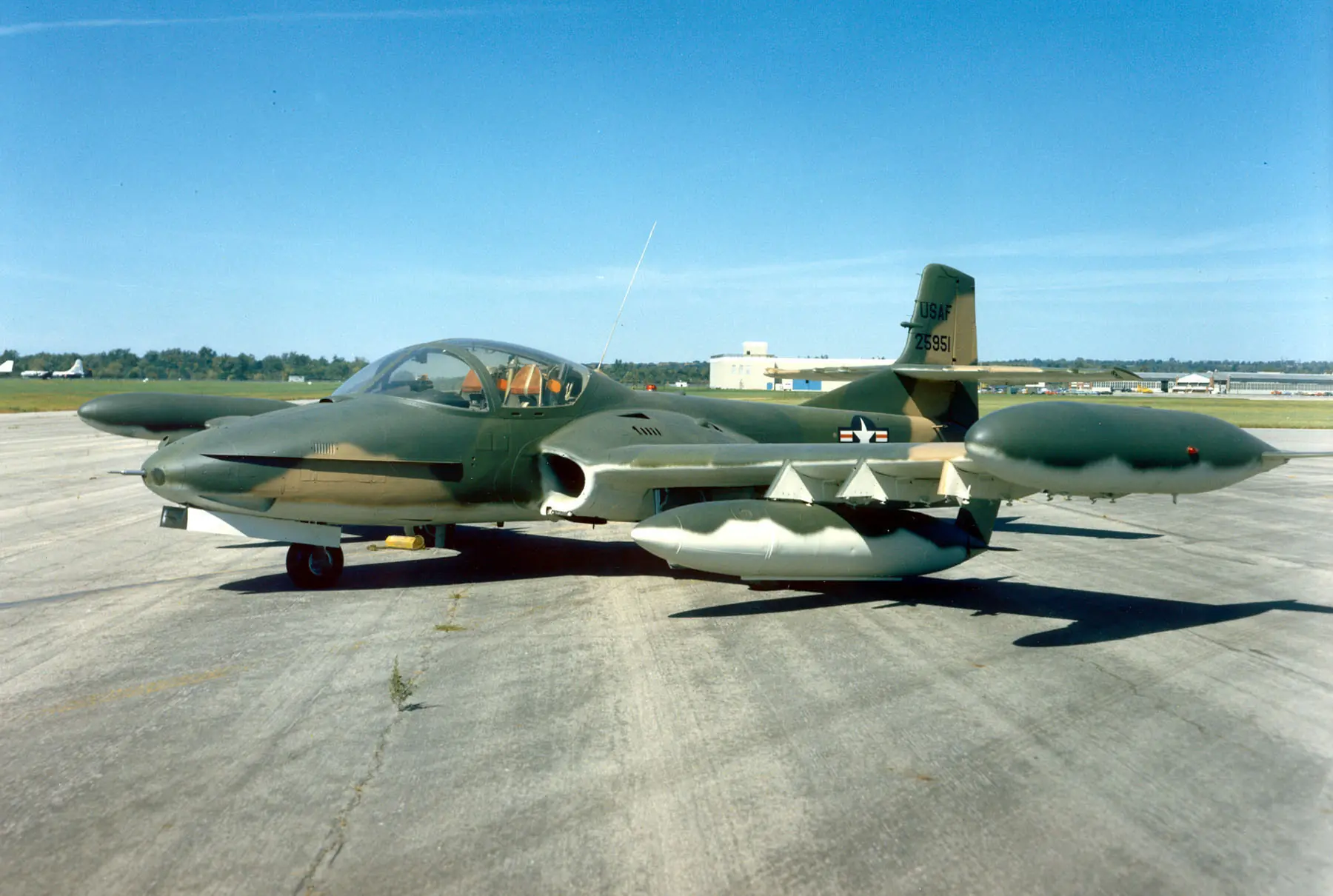 Fuerza aerea uruguaya, cazas y aviones de ataque.