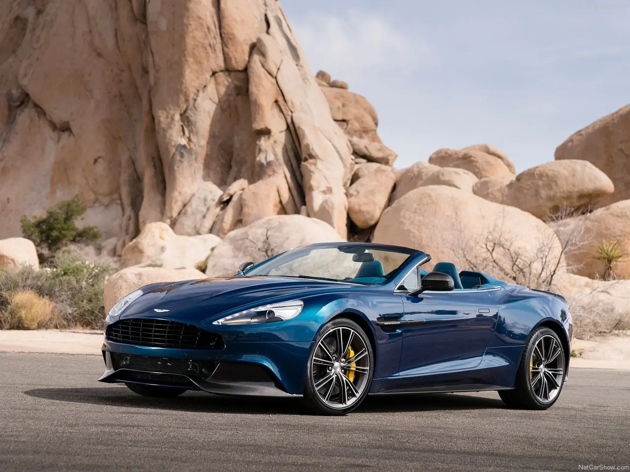 Aston Martin Vanquish Volante: v12 de 573cv al aire libre