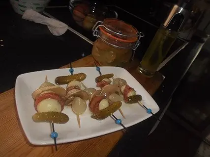 Banderilla de fresas y champiñones en vinagre