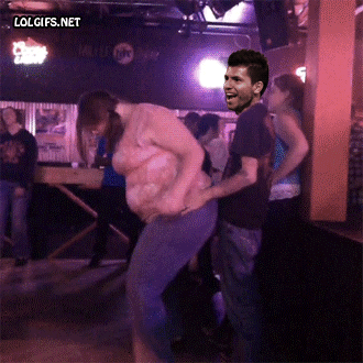 Lidiando con policias.