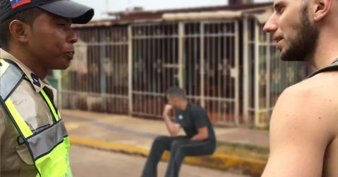 Policía y malandro discuten sobre quién va a robar a joven