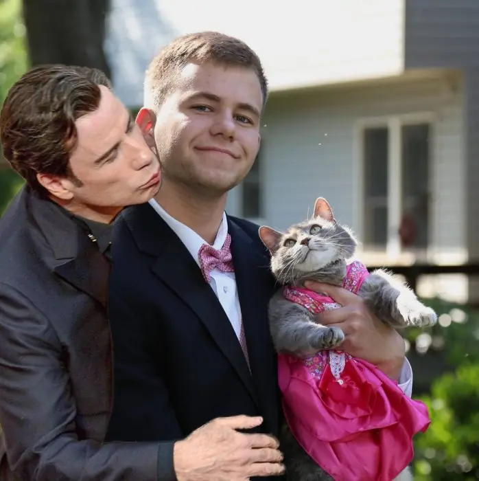 llevó  su gatita a la graduación como pareja y lo trollearo