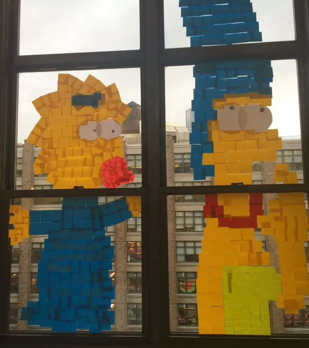 Épica Guerra de “post-it” entre edificios vecinos
