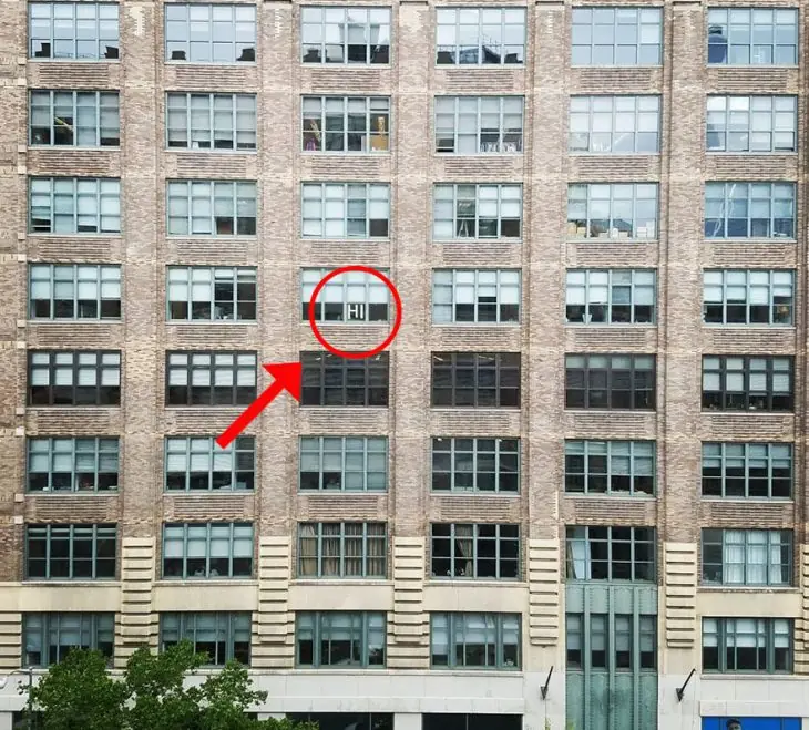 Épica Guerra de “post-it” entre edificios vecinos
