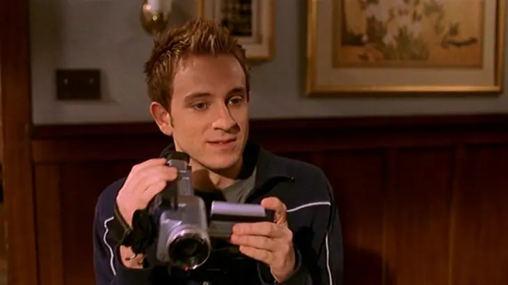 Actor de Buffy la cazavampiros recrea fotos de celebridades