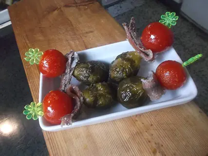 Banderillas de coles y tomates caramelizados