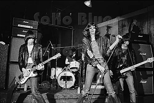 CBGB, pasa y mira