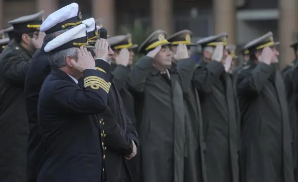 Gobierno piensa subir edad de retiro militar