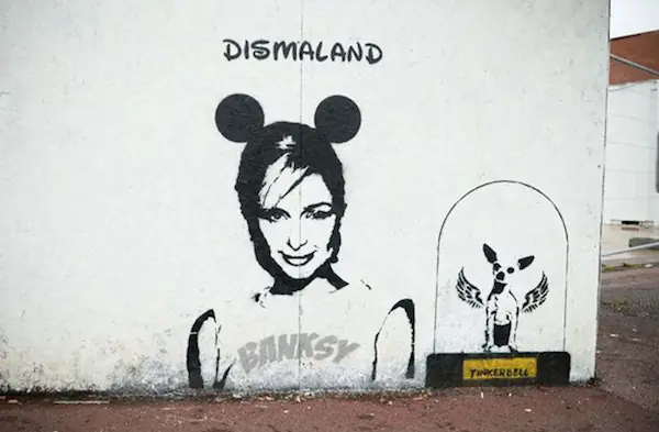 ¿Banksy de nuevo? Aparece obra que se burla de Paris Hilton